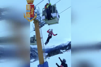 Il salvataggio di otto sciatori bloccati dentro una telecabina a Courmayeur