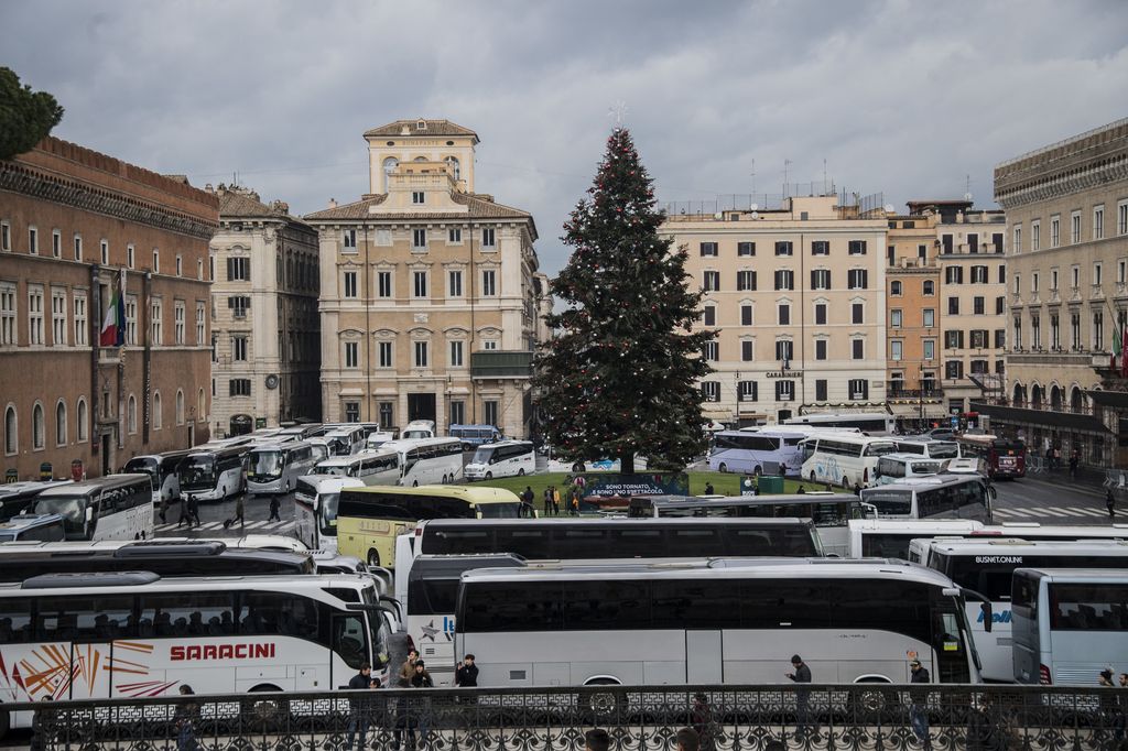&nbsp;La protesta dei bus turistici a piazza Venezia