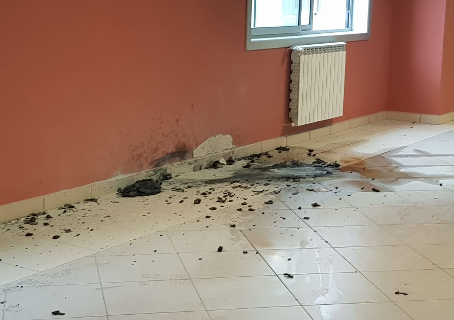 &nbsp;I danni fatti da una molotov nella scuola di Aprilia