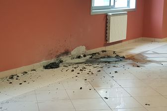 &nbsp;I danni fatti da una molotov nella scuola di Aprilia