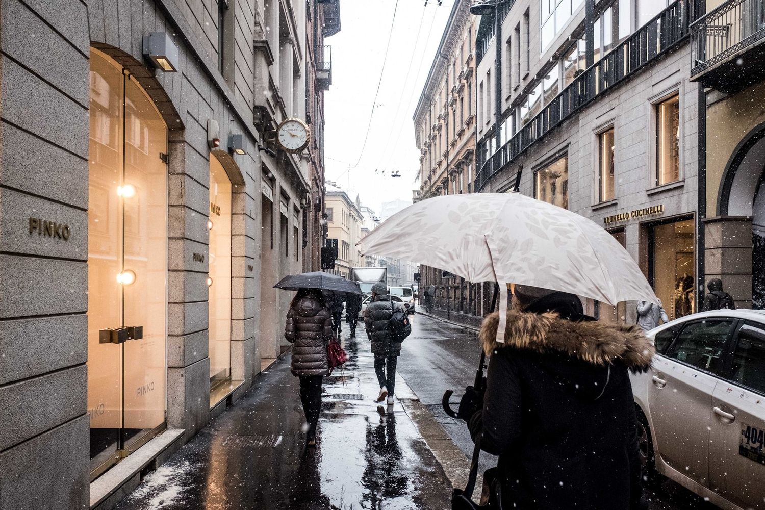 &nbsp;Gente cammina per strada