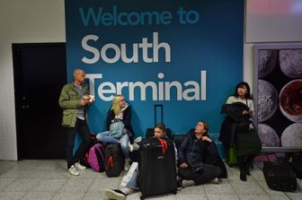 &nbsp;Passeggeri in attesa nell'aeroporto di Gatwick