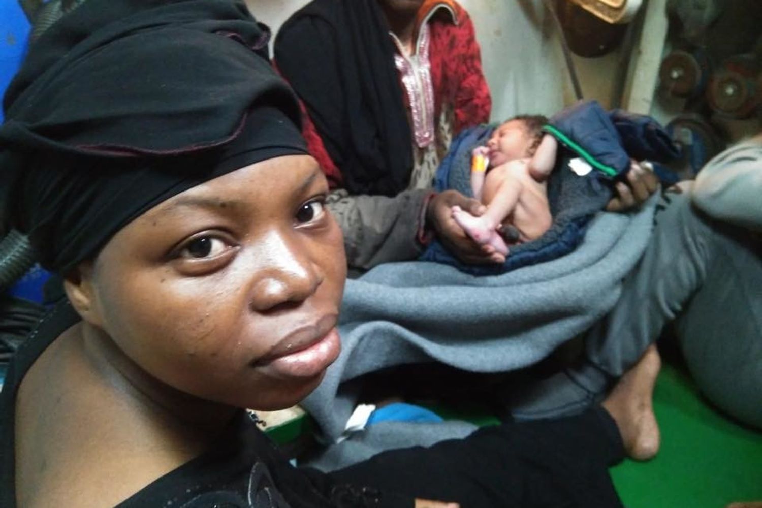 La mamma con il neonato soccorsi dalla nave di Proactiva Open Arms