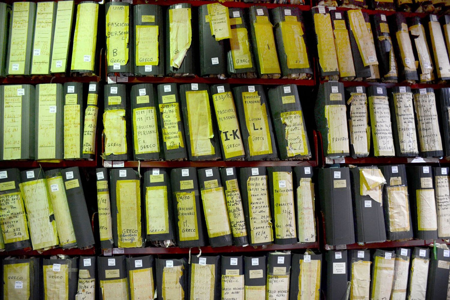 &nbsp;Faldoni di documenti in un archivio