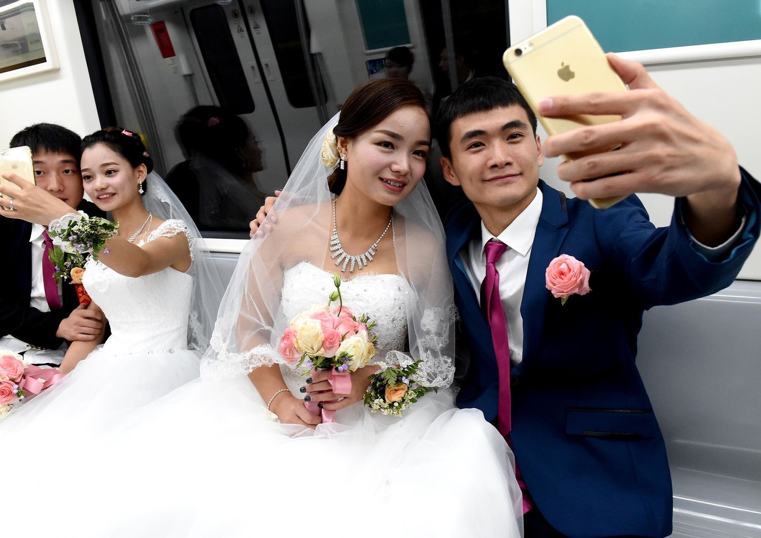 &nbsp;Una coppia di giovani sposi cinesi sulla metropolitana di Zhengzhou