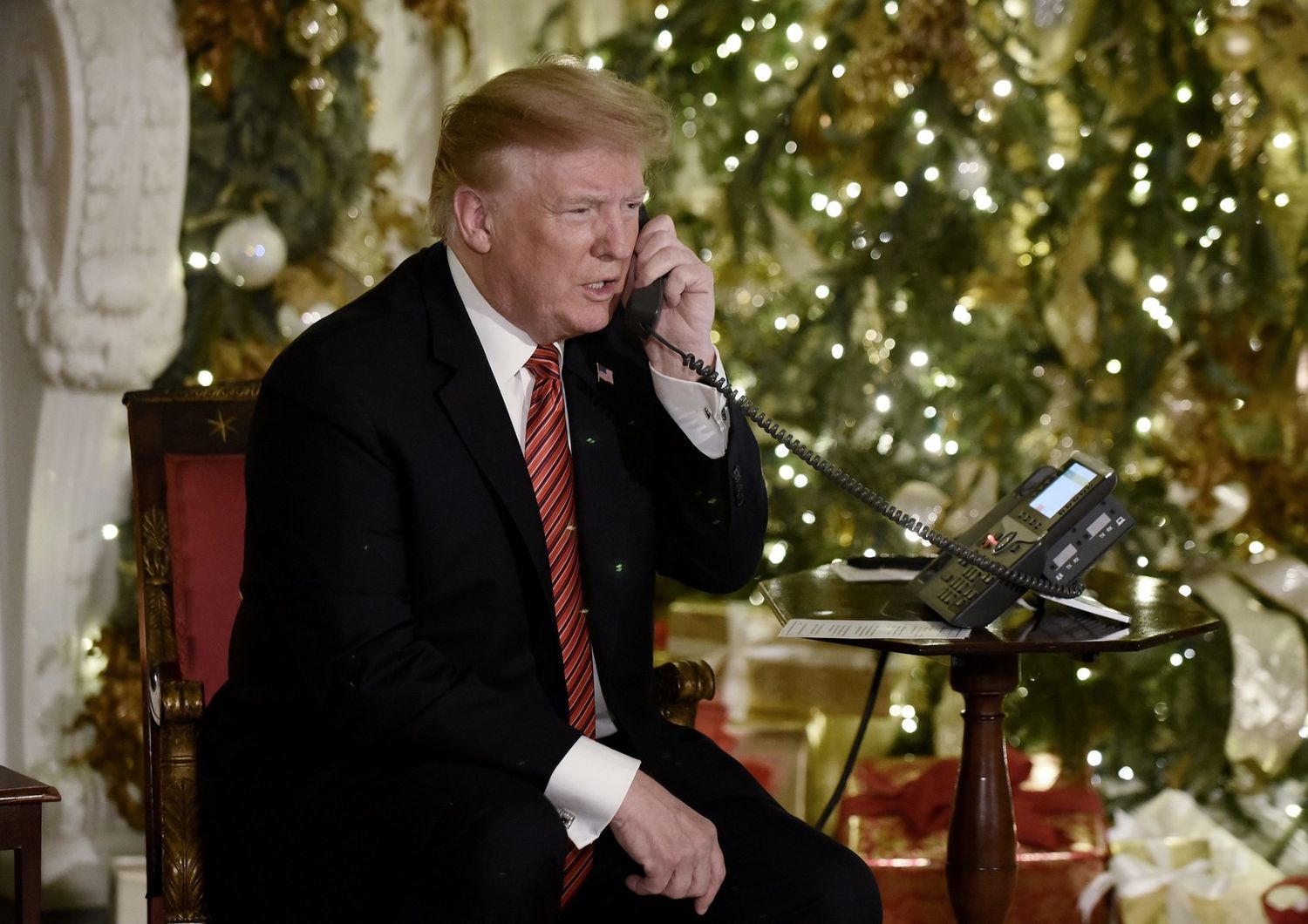 &nbsp;Donald Trump risponde ai bambini che telefonano al Norad
