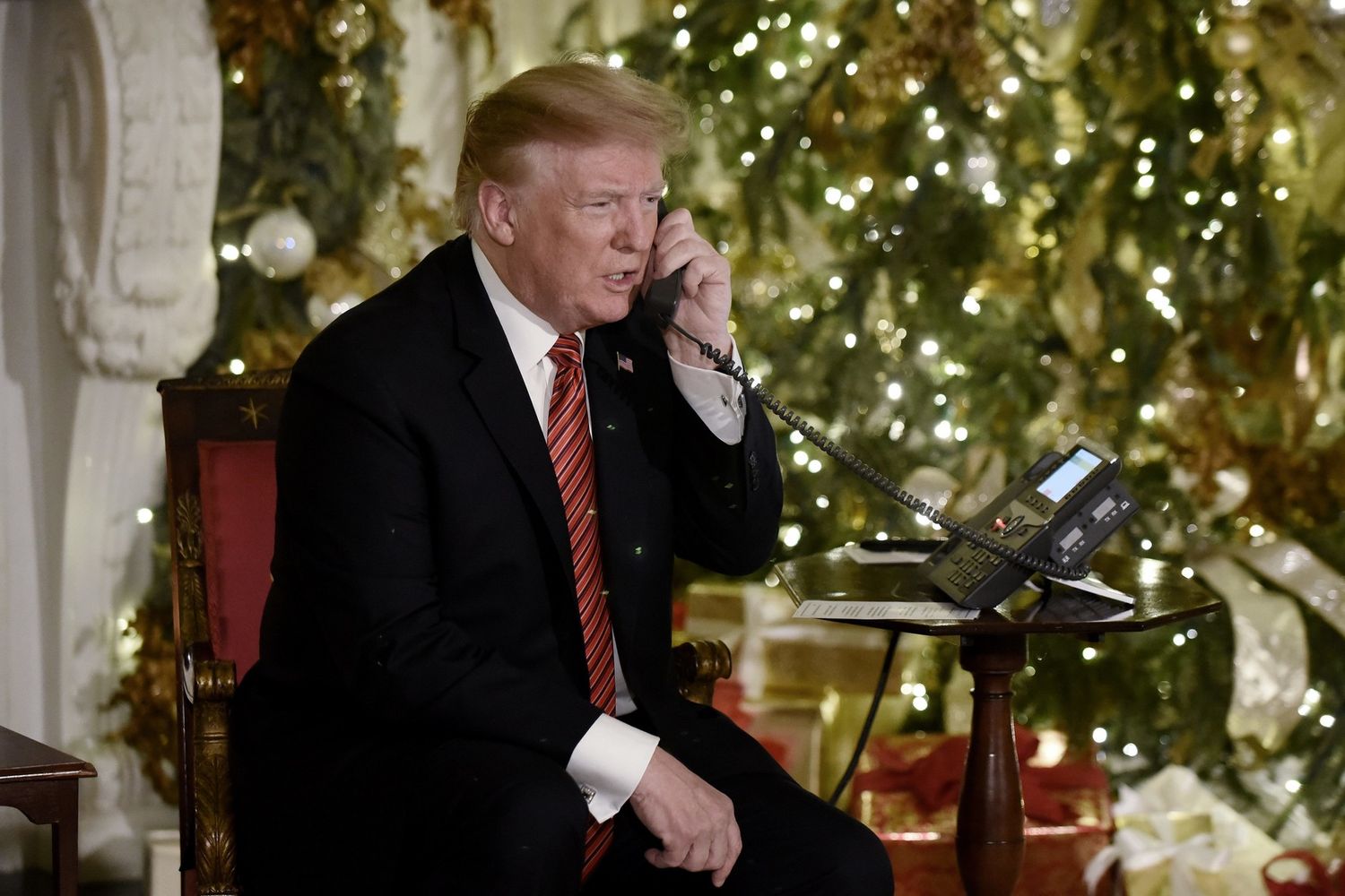 &nbsp;Donald Trump risponde ai bambini che telefonano al Norad