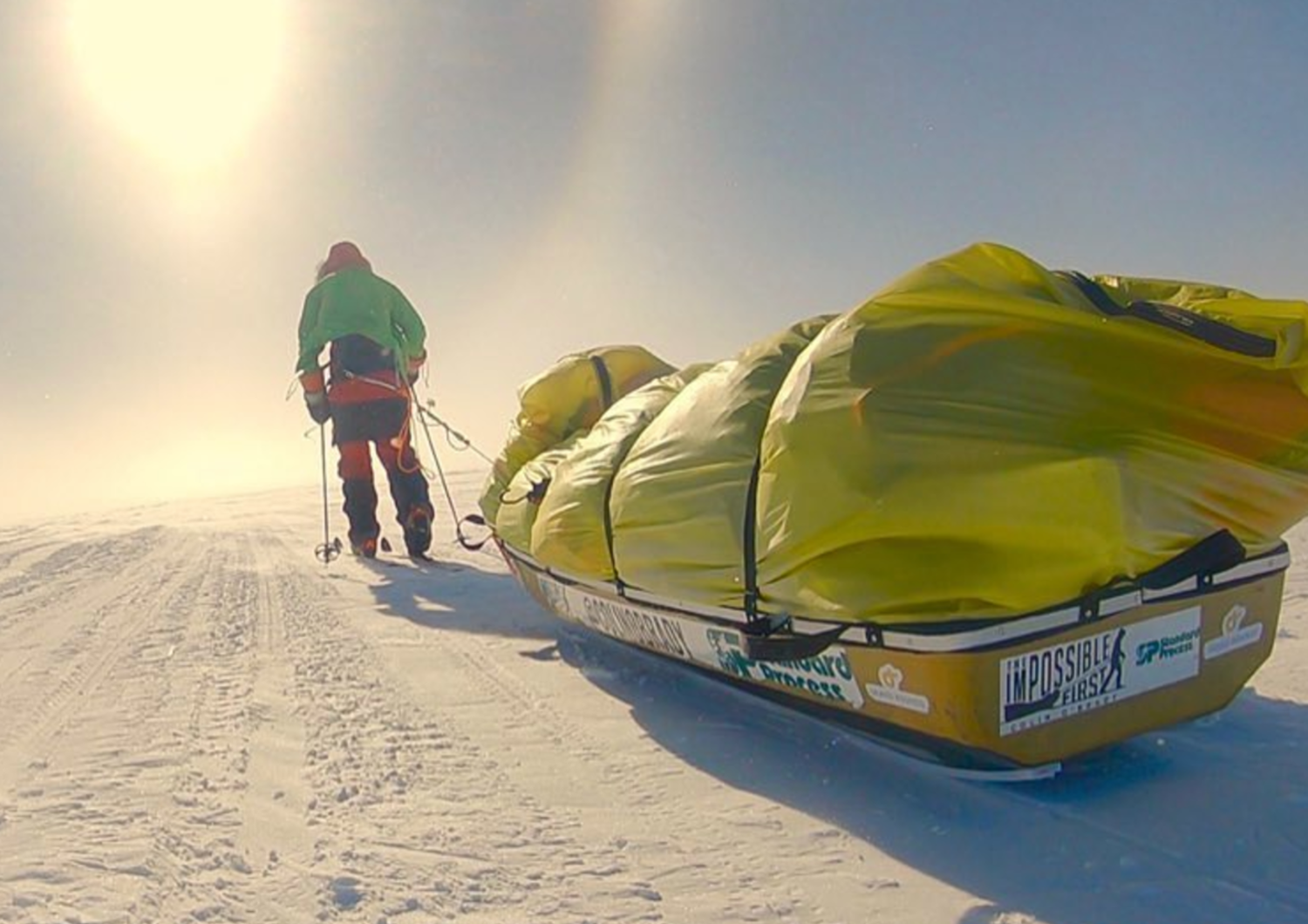 Colin O'Brady trascina la sua slitta in Antartide