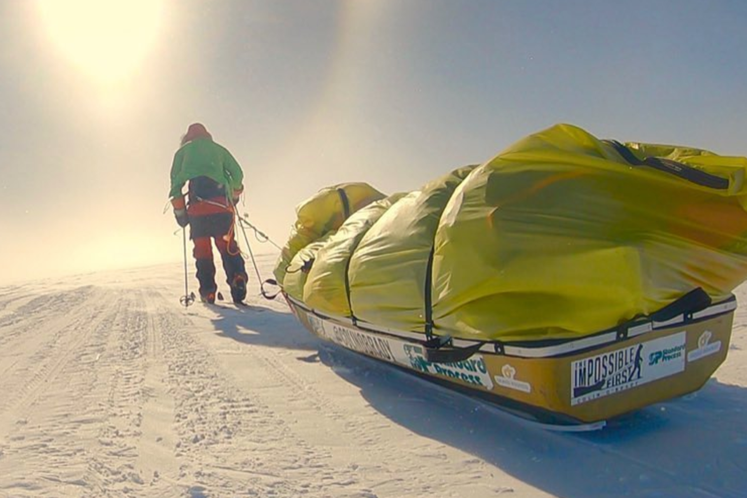 Colin O'Brady trascina la sua slitta in Antartide