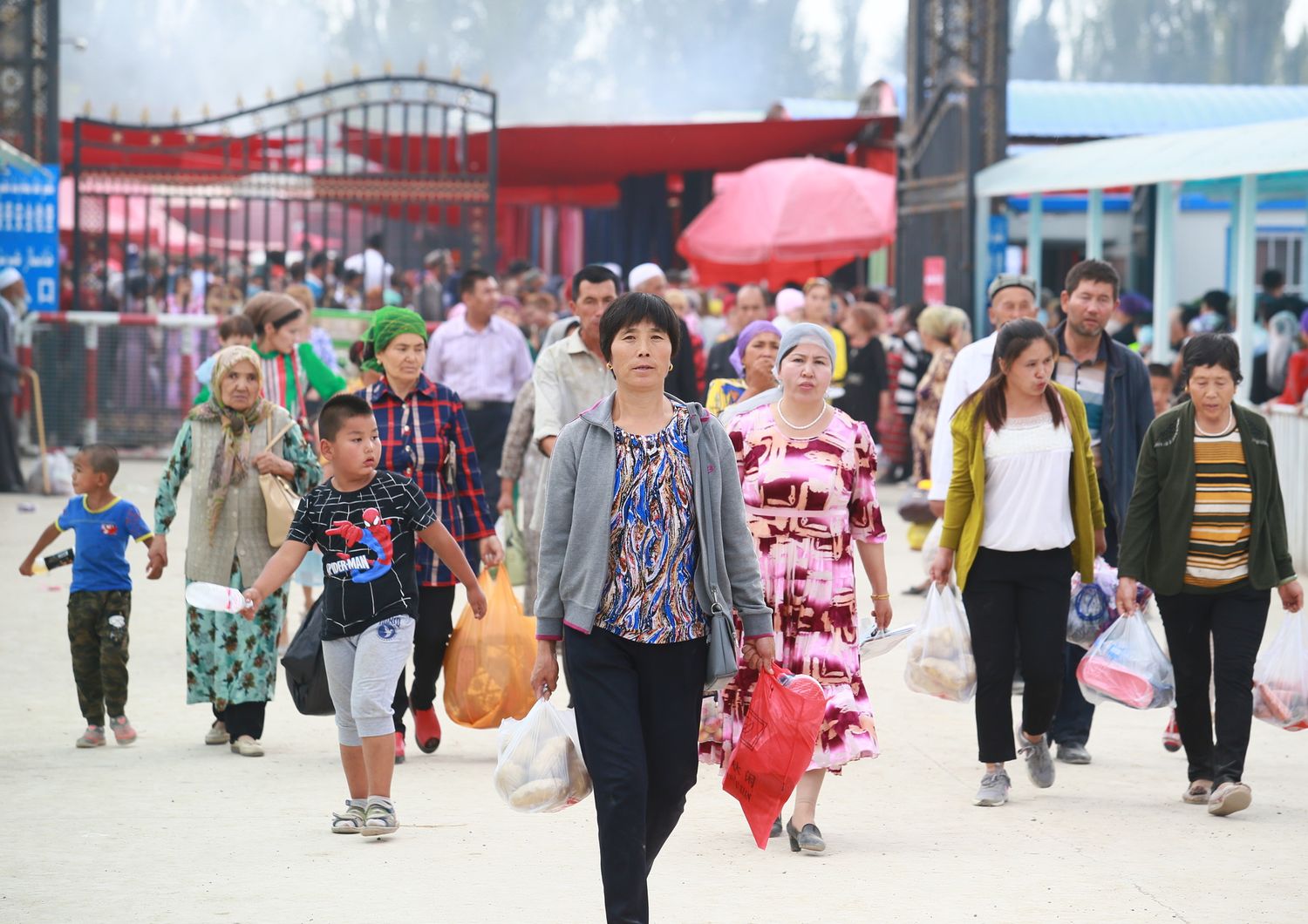 Uighuri in un mercato dello Xinjiang
