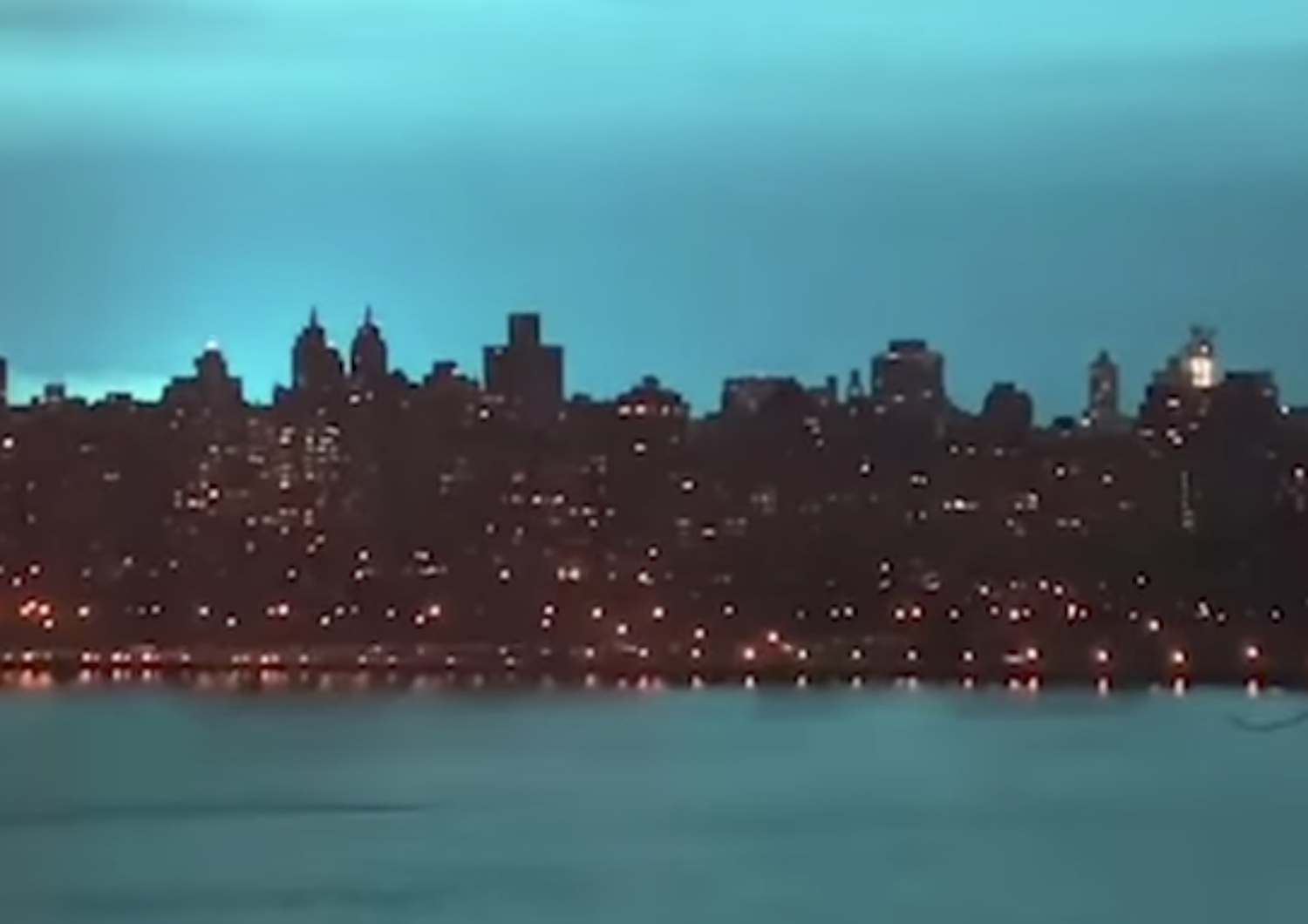 La strana luce blu che ha illuminato il cielo di New York&nbsp;