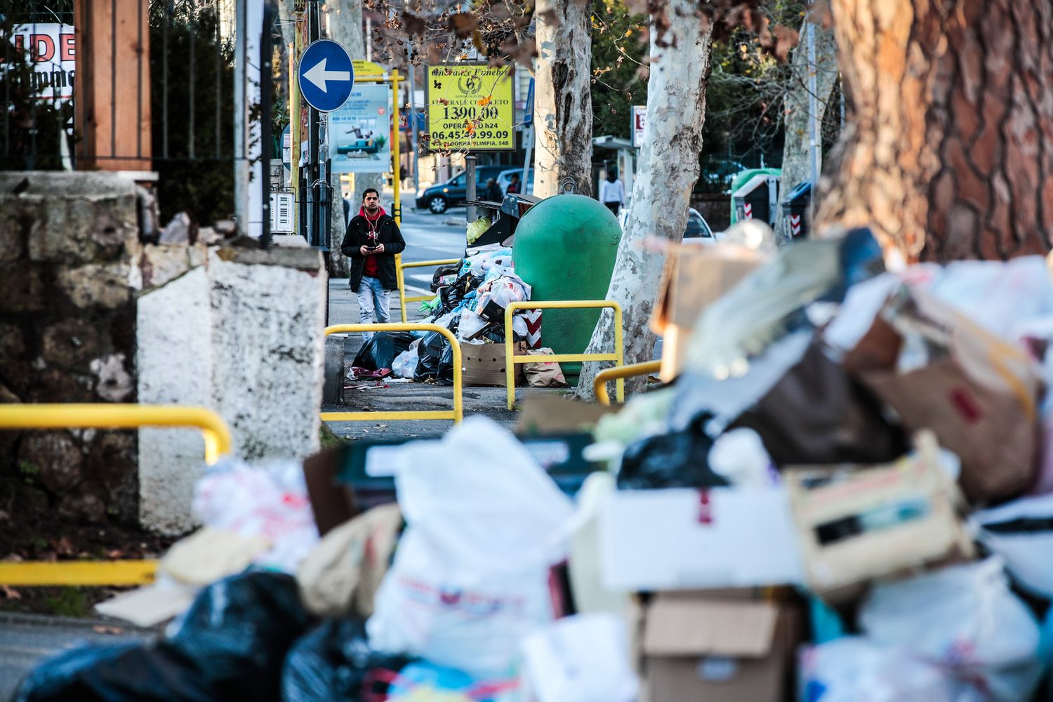 &nbsp;Cumuli di immondizia sulla via Cassia, a Roma, nel giorno di Natale