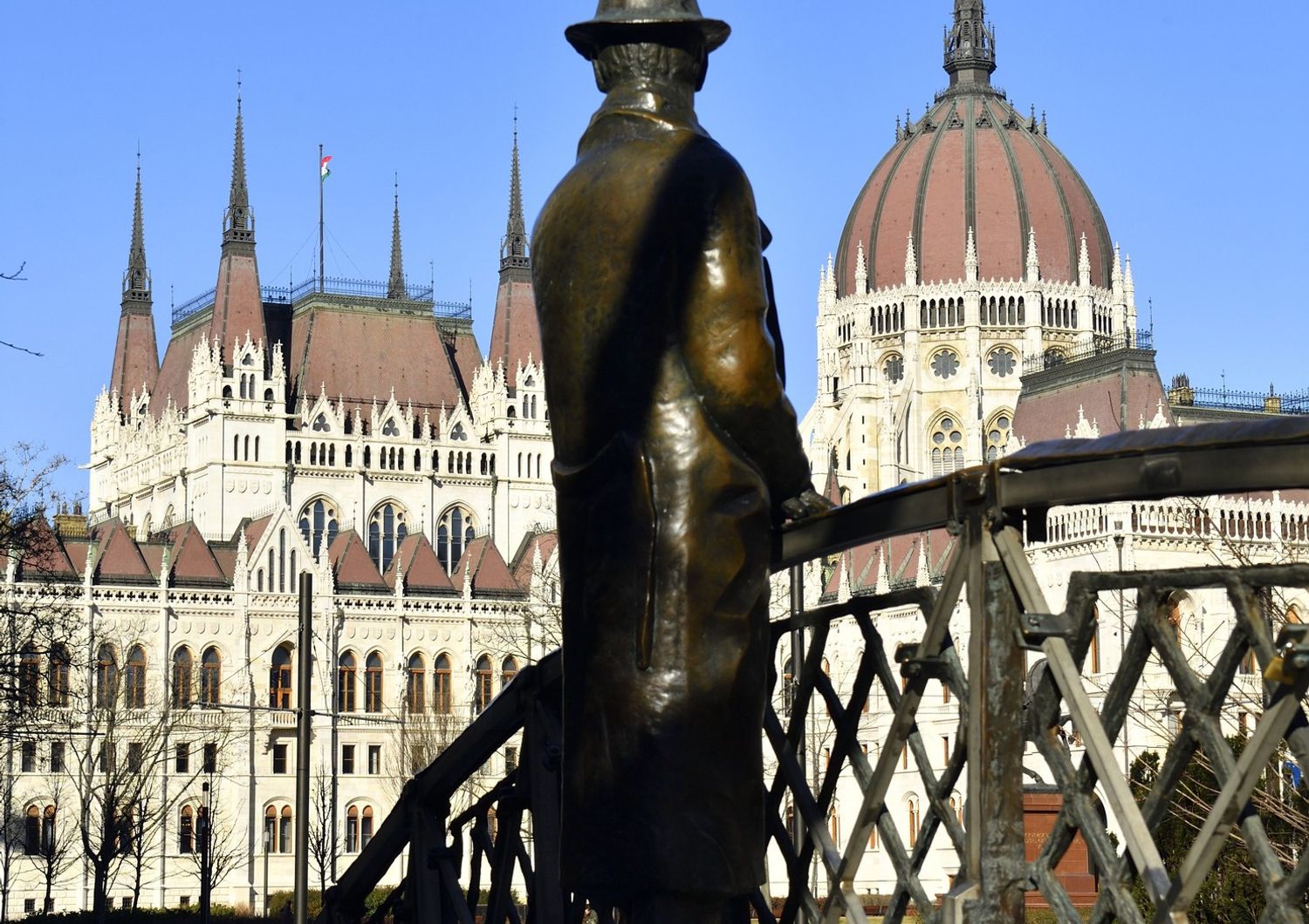 statua nagy budapest orban