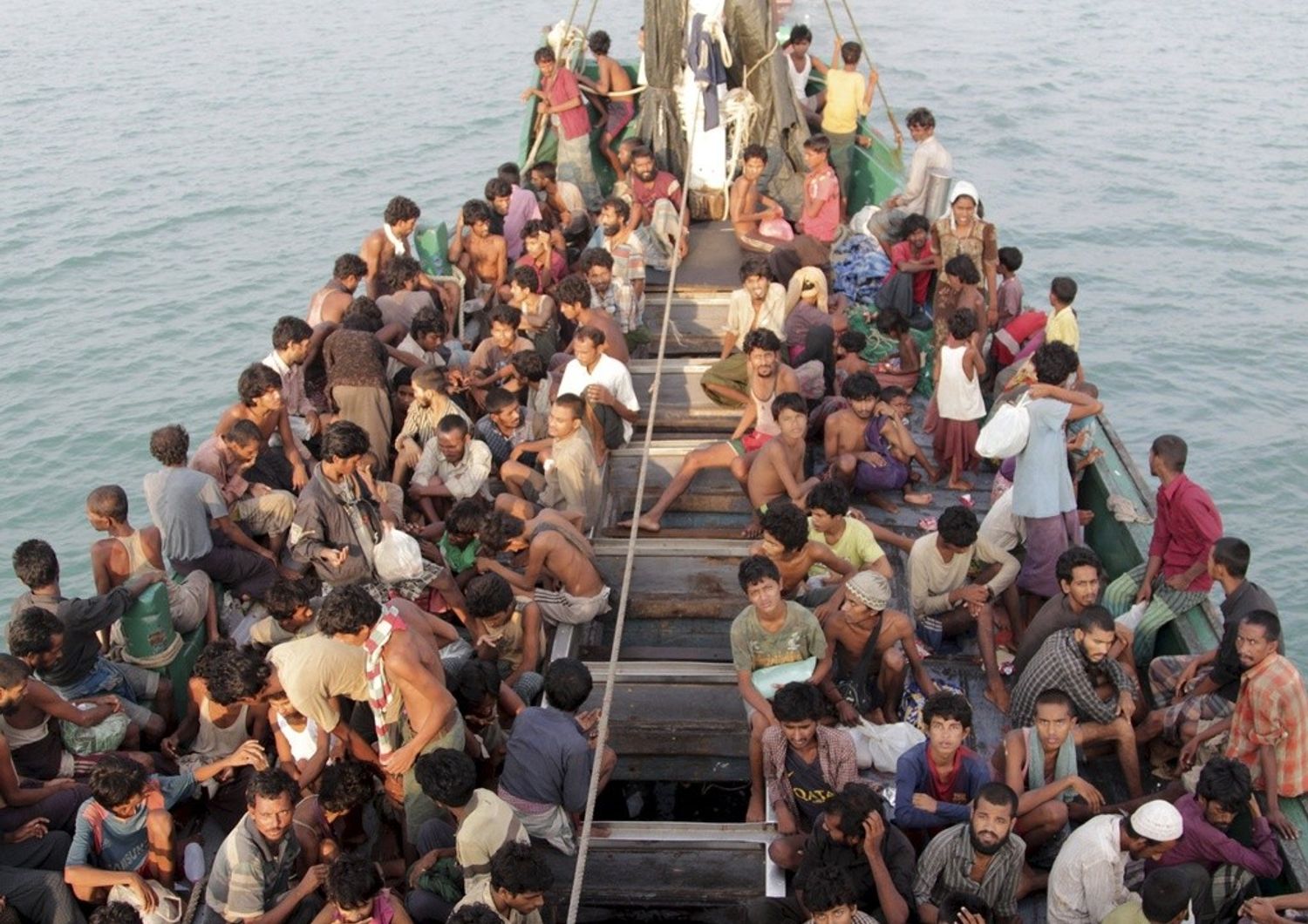 Migranti: soccorsi migliaia su coste italiane. Papa, "non aiutarli e' attentato alla vita"