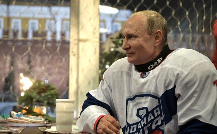 &nbsp;Vladimir Putin gioca a Hockey sulla Piazza Rossa