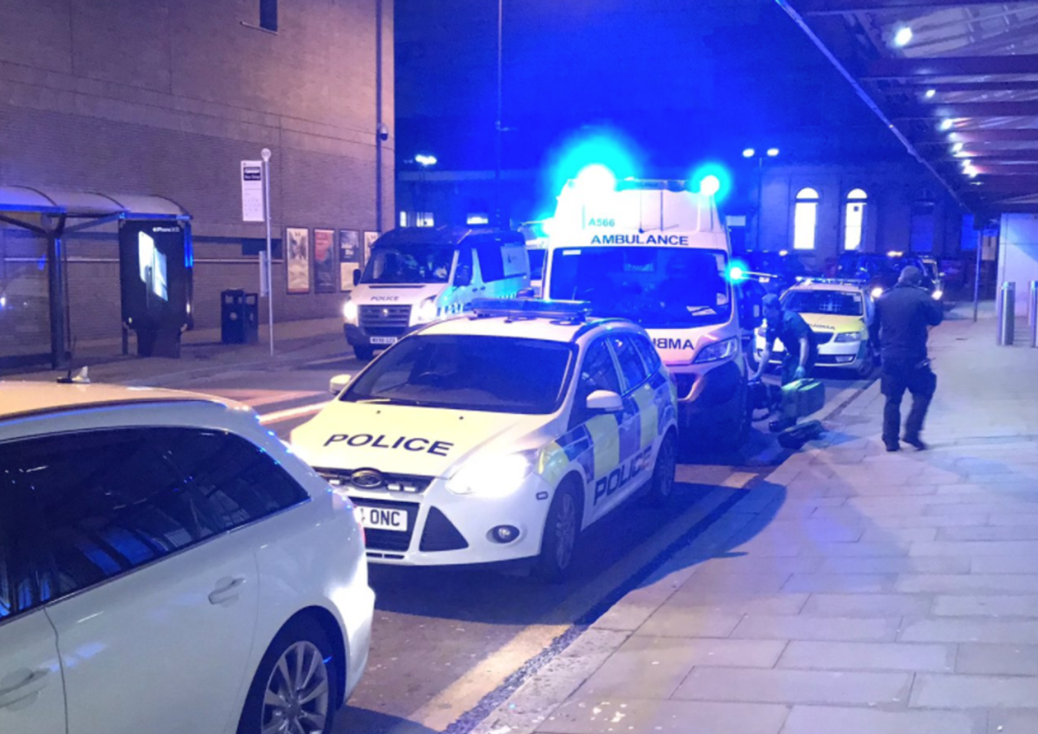 Un uomo ha accoltellato tre persone a Manchester, la polizia indaga per terrorismo