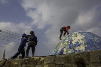 &nbsp; Bambini giocano in una citt&agrave; dello Yemen