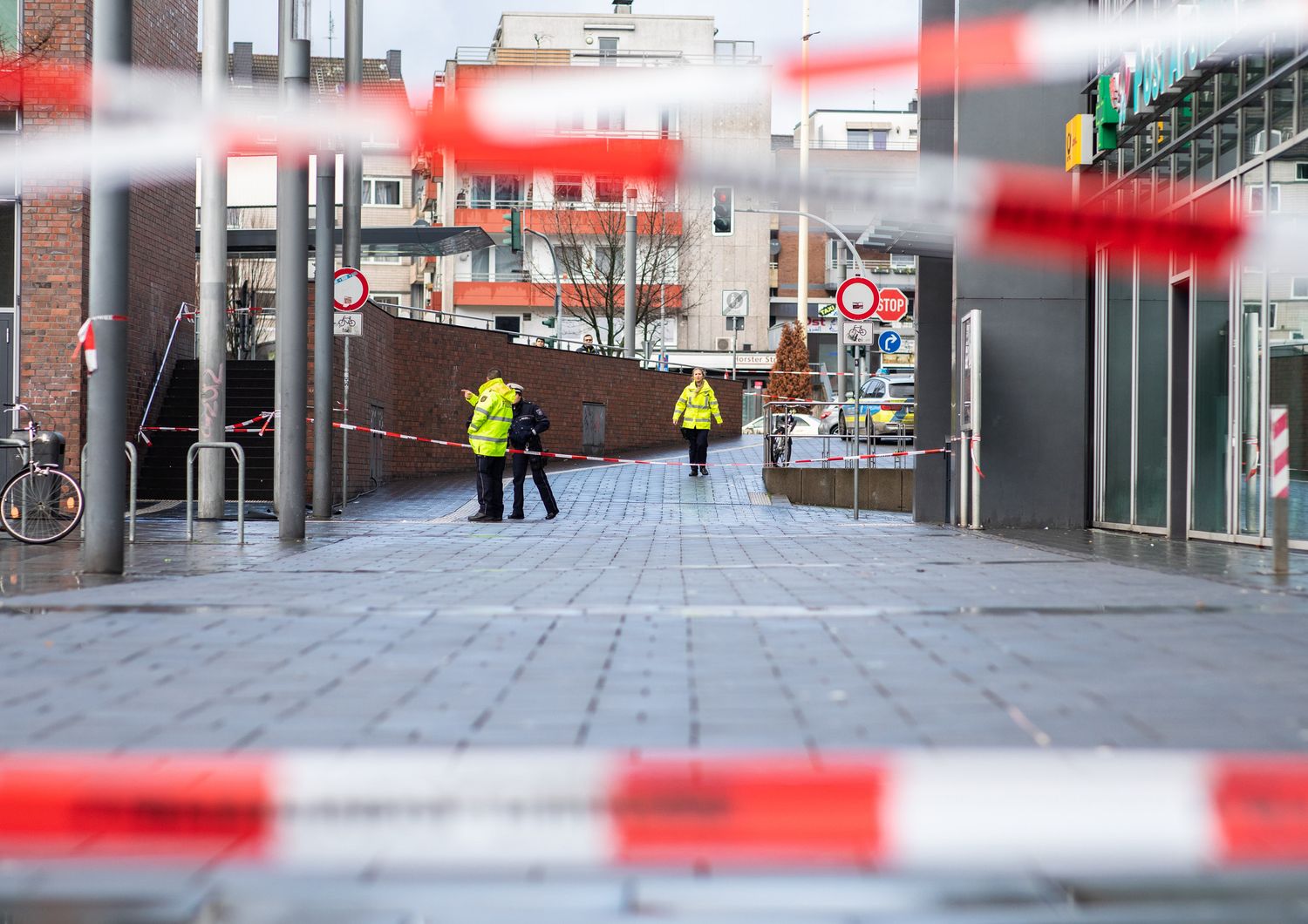 Germania: con l&#39;auto sulla folla, 4 feriti in un attacco xenofobo a Essen