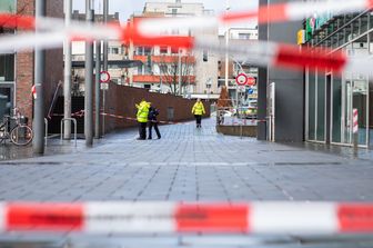 Germania: con l&#39;auto sulla folla, 4 feriti in un attacco xenofobo a Essen