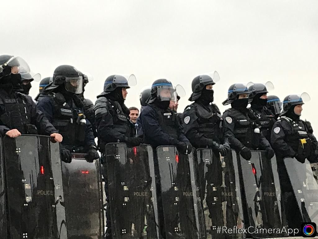 Polizia schierata a Parigi
