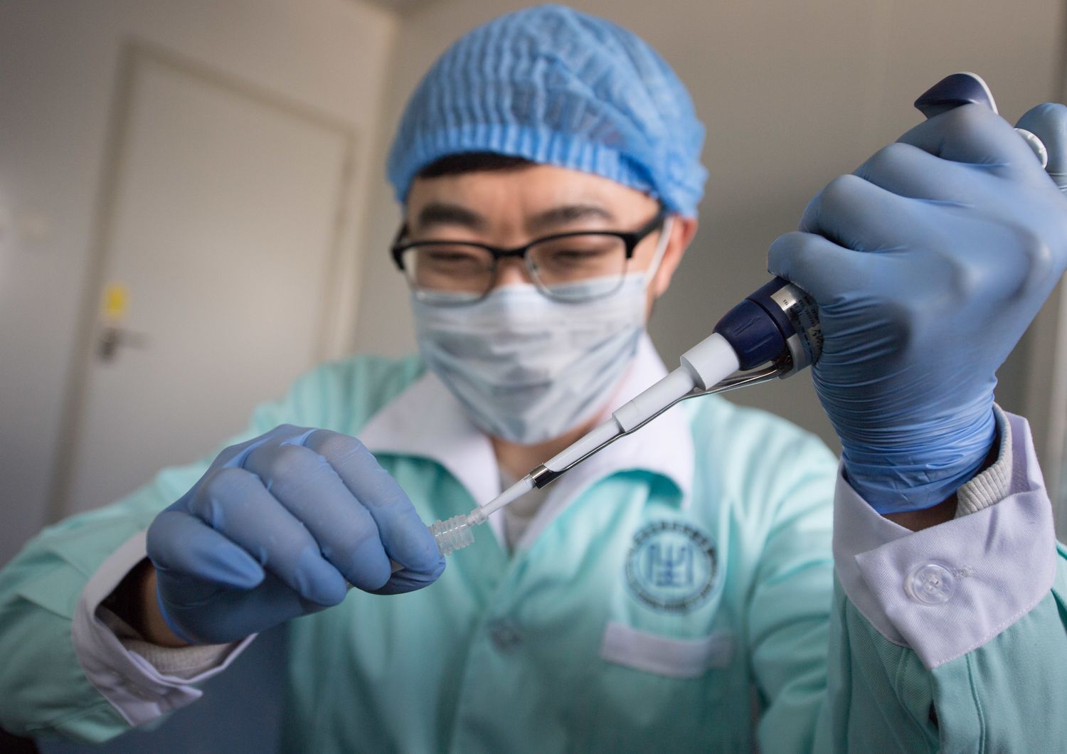 Lo scienziato cinese che ha modificato il Dna di due gemelline rischia la pena di morte