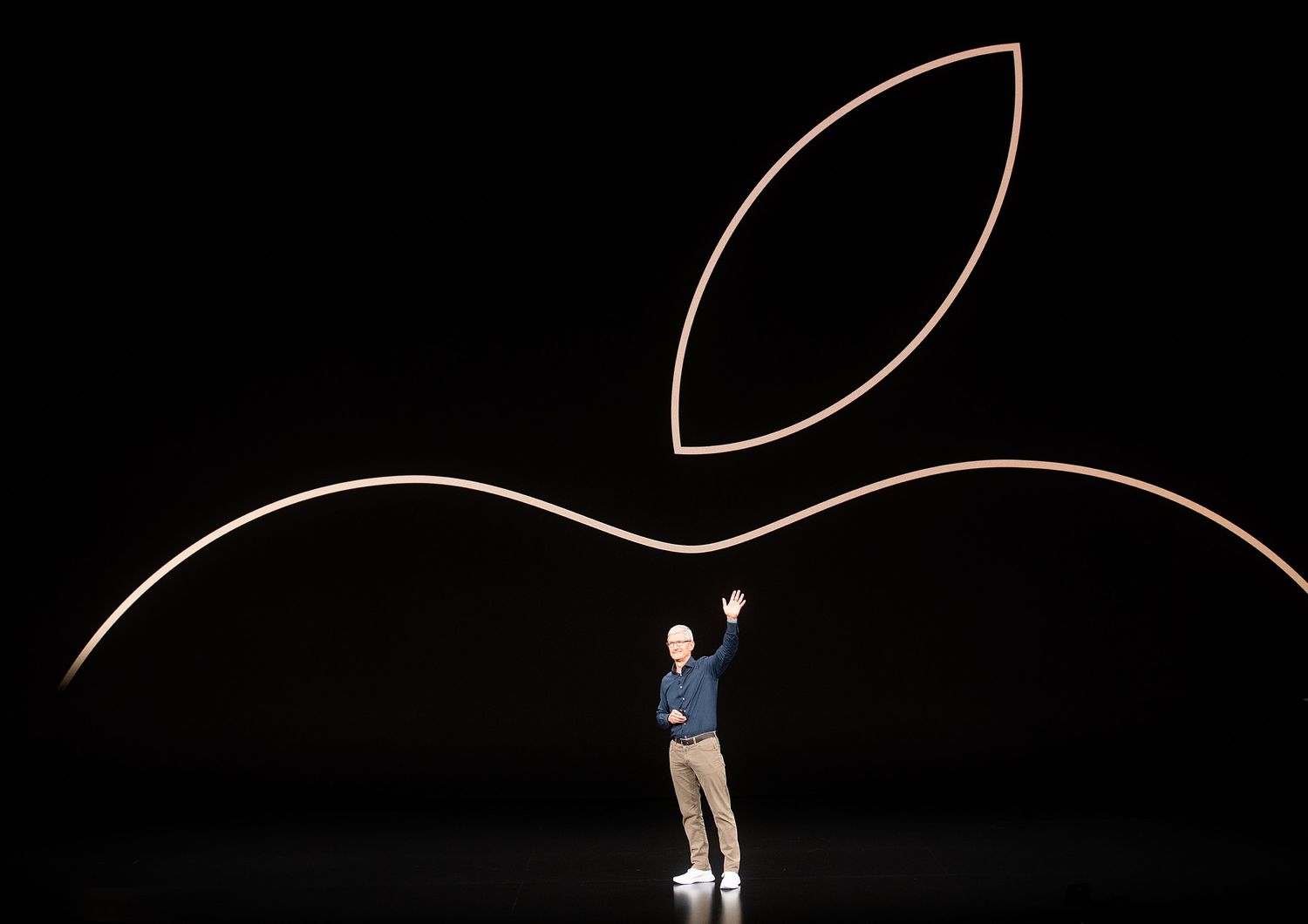 &nbsp;Tim Cook e il logo Apple
