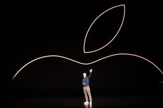 &nbsp;Tim Cook e il logo Apple