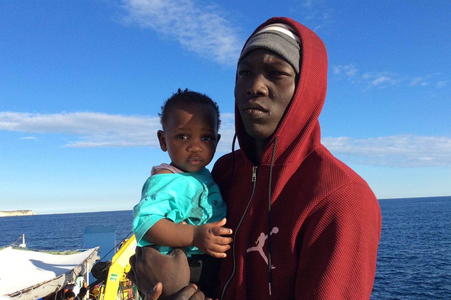 A bordo della Sea Watch Ackyil tiene in braccio Habiba&nbsp;