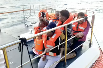 Lo sbarco dei migranti della Sea&nbsp;Watch&nbsp;sulla barca militare maltese