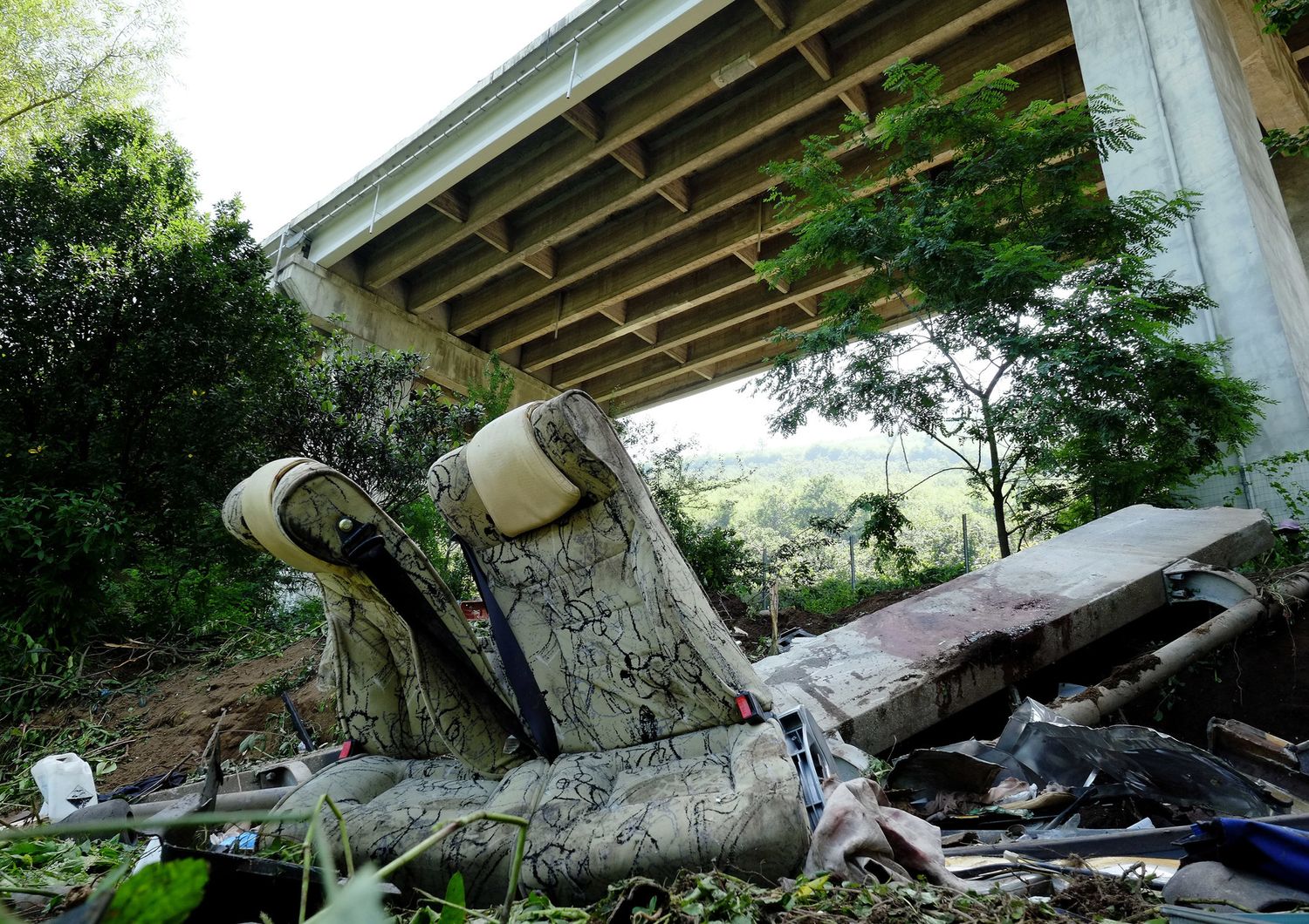 Il rottami del pullman precipitato dal viadotto tra Monteforte Irpino e Baiano