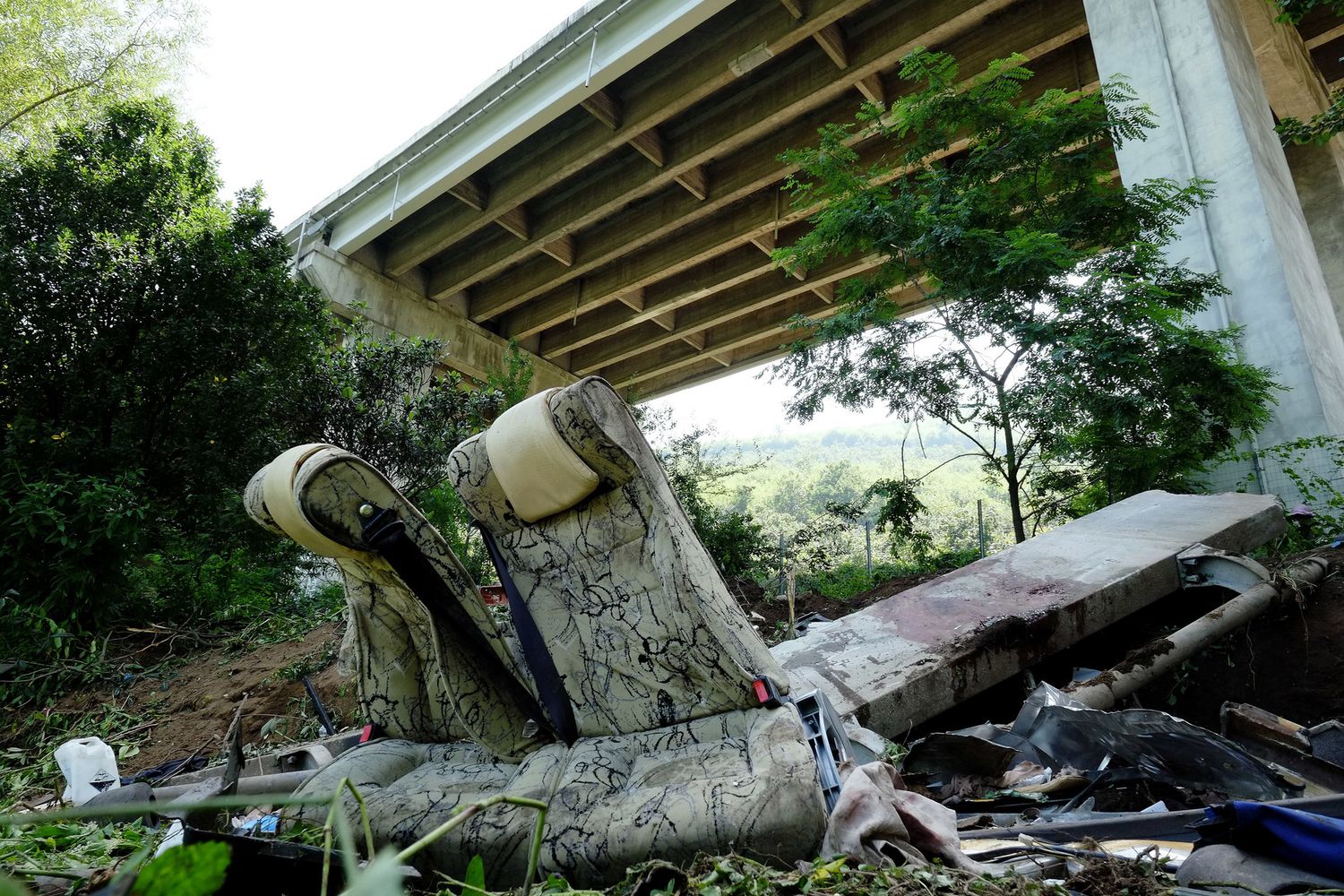 Il rottami del pullman precipitato dal viadotto tra Monteforte Irpino e Baiano