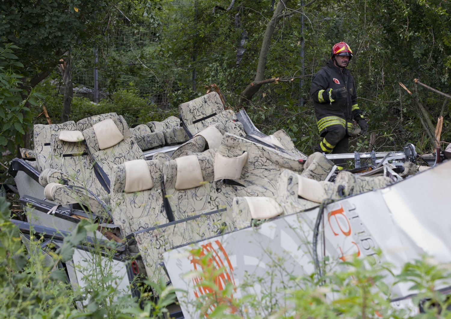 I rottami dell'incidente del pullman precipitato dal viadotto Acqualunga