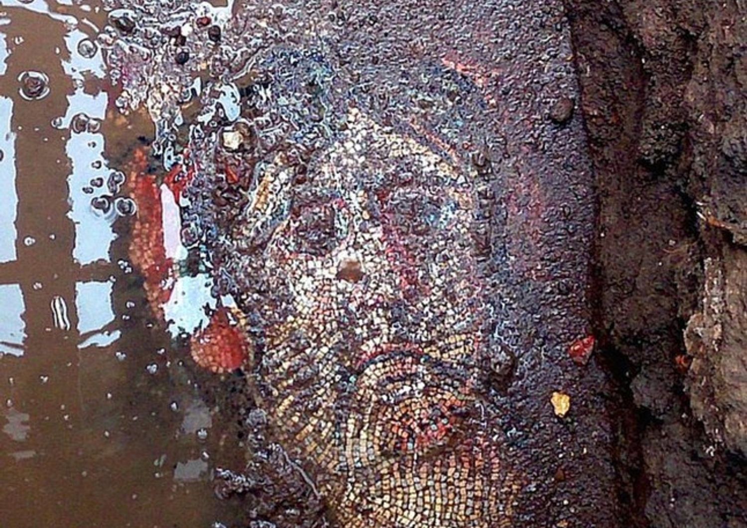 In Turchia c&#39;&egrave; un mosaico romano in mezzo alla spazzatura