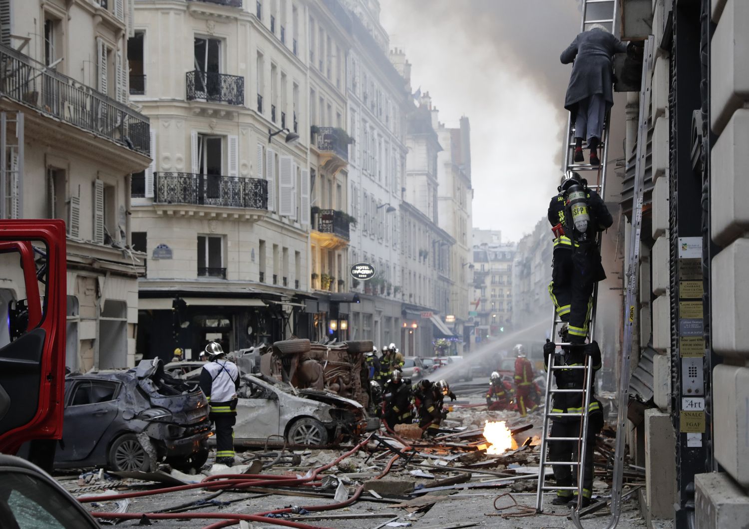 L'intervento dei vigili del fuoco sul luogo dell'esplosione a Parigi