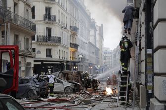 L'intervento dei vigili del fuoco sul luogo dell'esplosione a Parigi