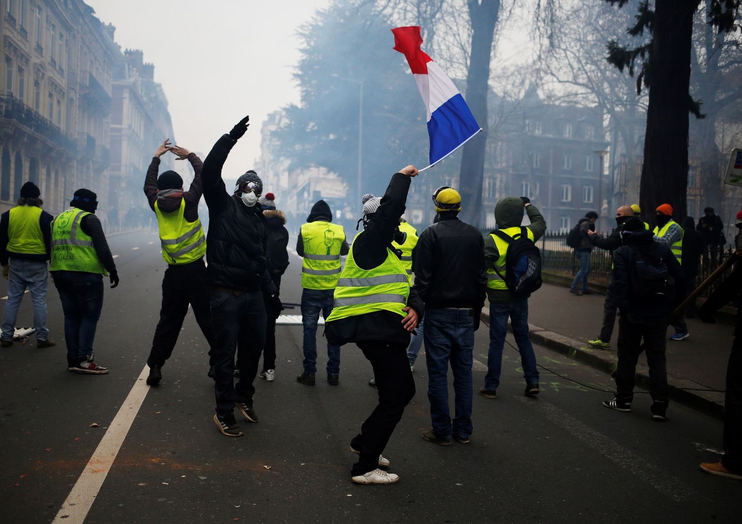 Gilet gialli: giornalisti picchiati dai manifestanti a Rouen