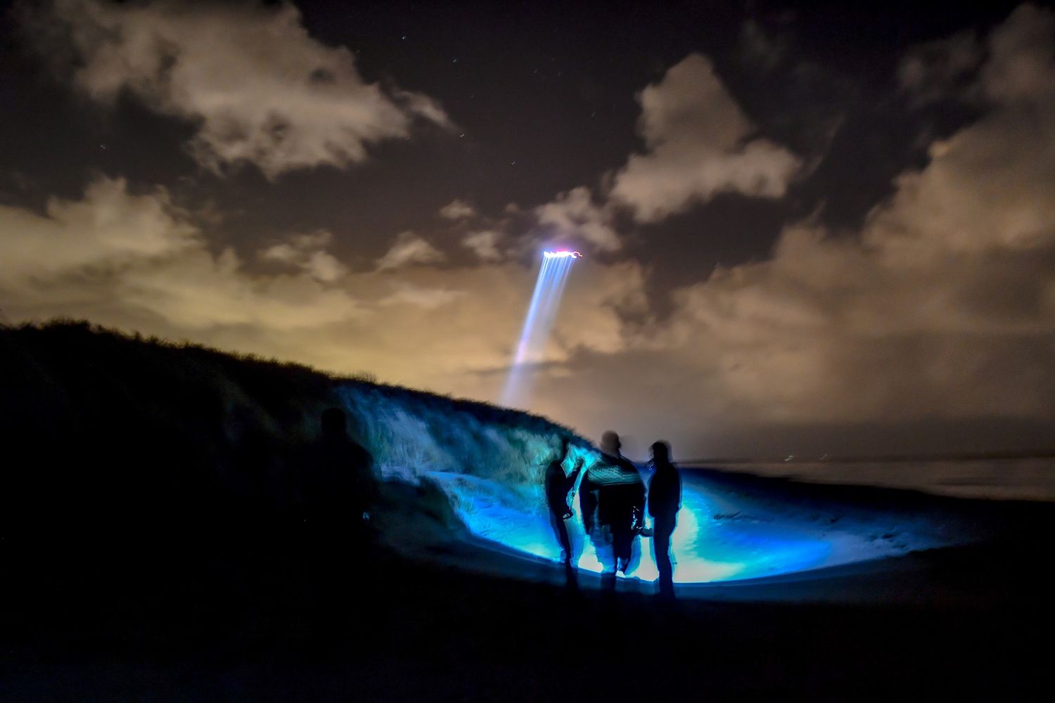 Gendarmi francesi e un elicottero pattugliano le spiagge di Calais