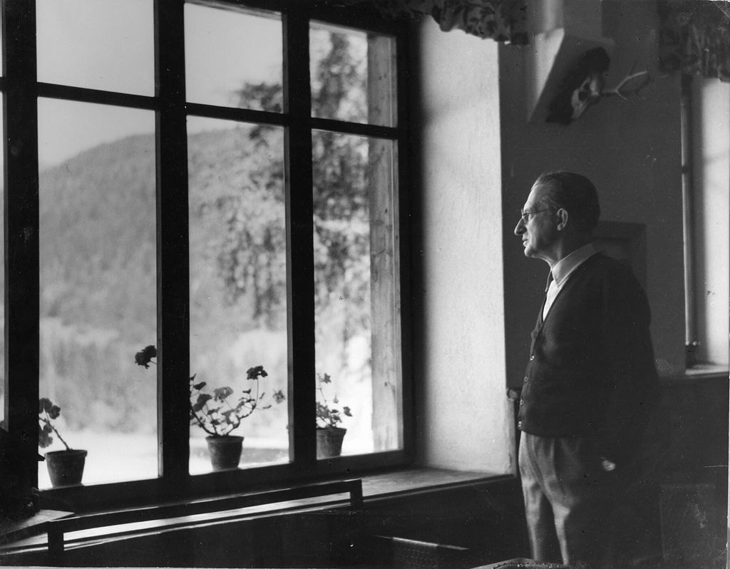 Alcide De Gasperi, Sella 1949, osservando dalla finestra di casa