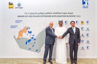 Claudio Descalzi, Sultan Ahmed Al Jaber, ministro di Stato degli Emirati Arabi Uniti e ad Adnoc  e Phongsthorn Thavisin, presidente e ad Pttep.&nbsp;