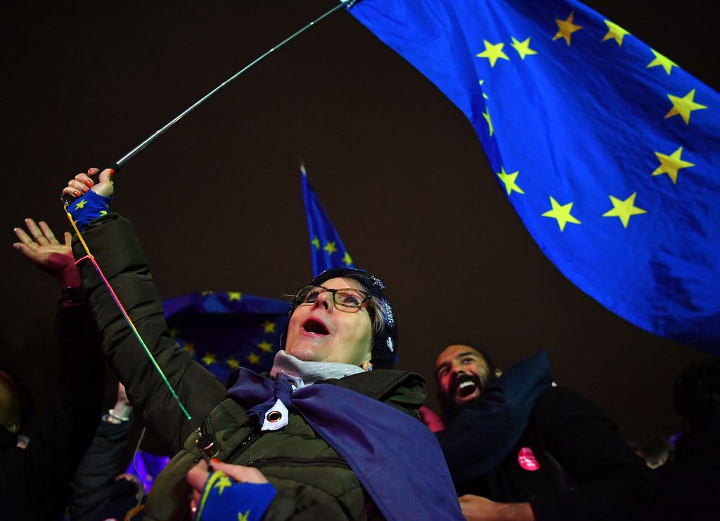 &nbsp;&nbsp;Una manifestante all'esterno della Camera dei Comuni dopo il voto sull'accordo sulla Brexit del governo May il 15 gennaio&nbsp;