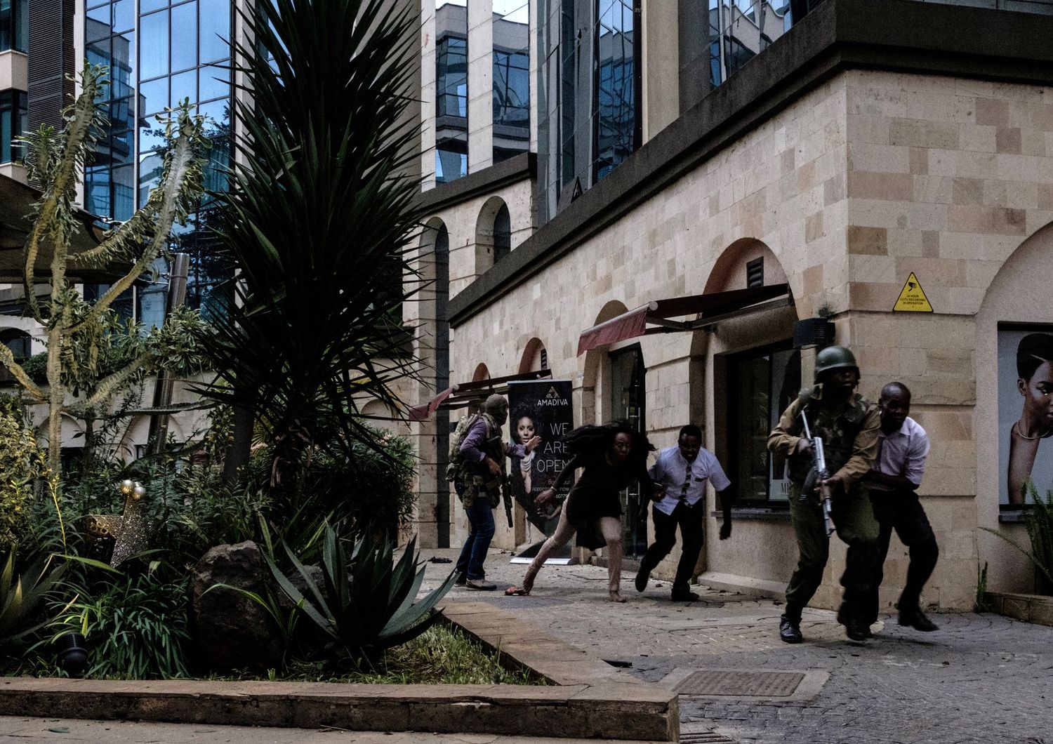 L'esercito kenyano interviene nel luogo dell'attacco all'hotel di Nairobi