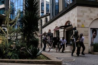 L'esercito kenyano interviene nel luogo dell'attacco all'hotel di Nairobi