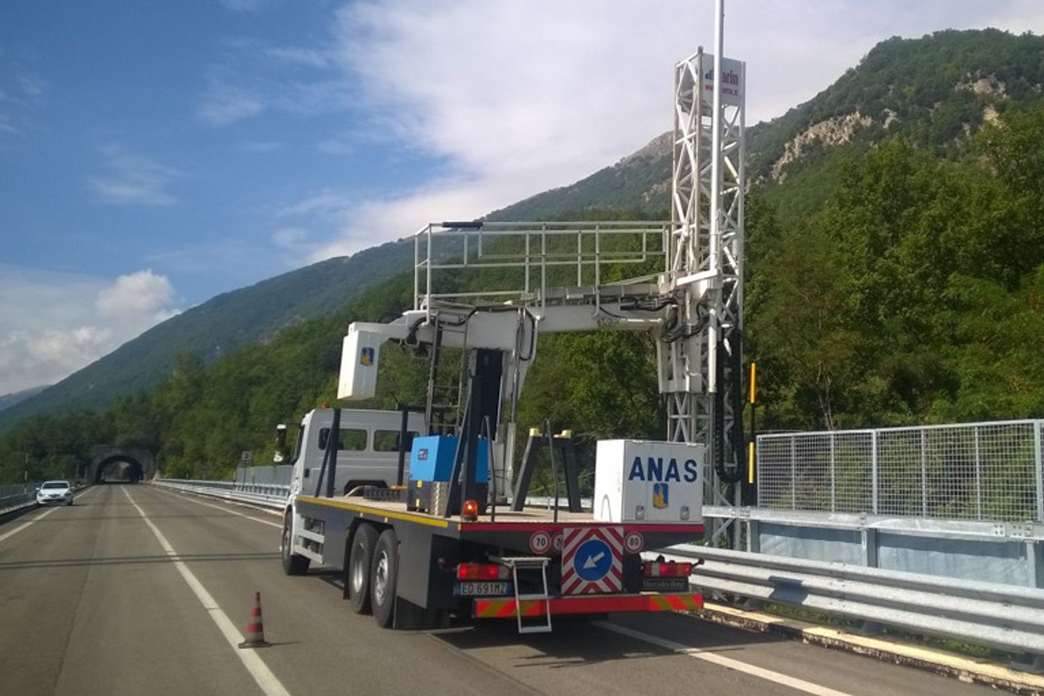 Un carroponte al lavoro