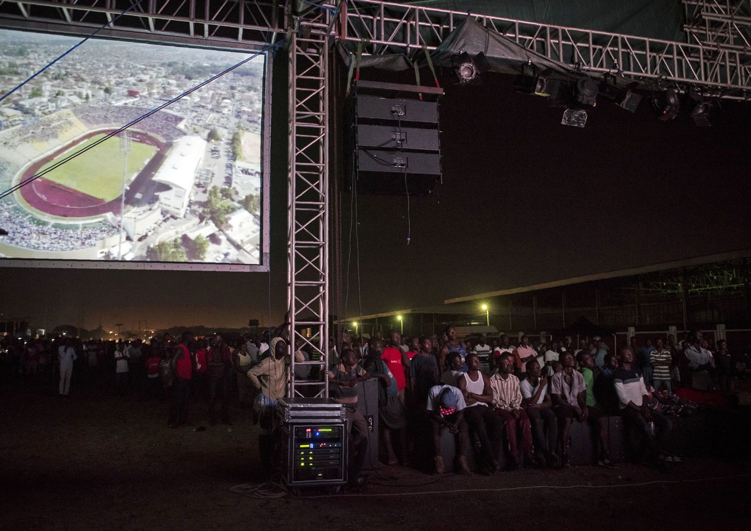 La folla assiste alla proiezione del documentario 'Numero 12' ad Accra