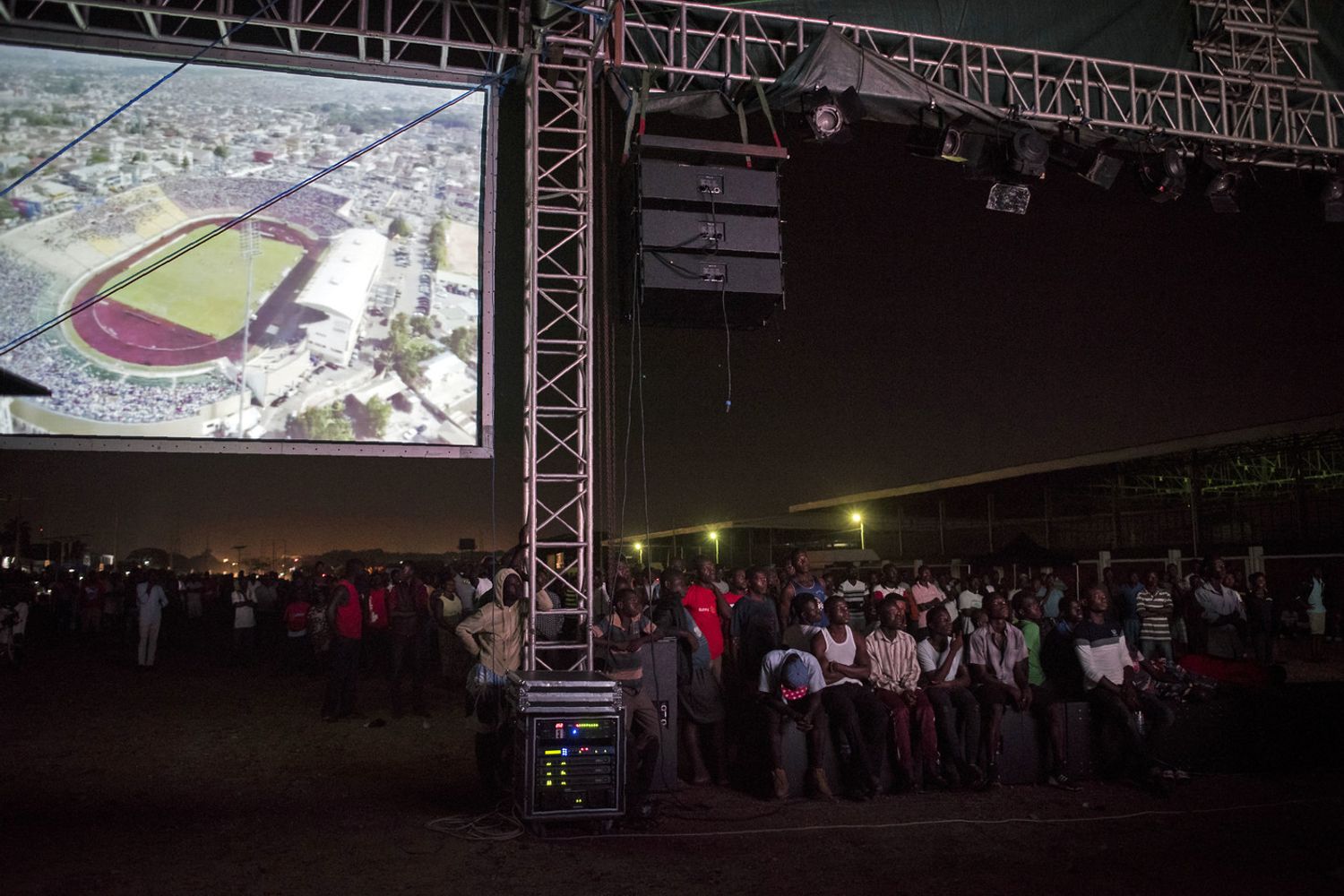 La folla assiste alla proiezione del documentario 'Numero 12' ad Accra