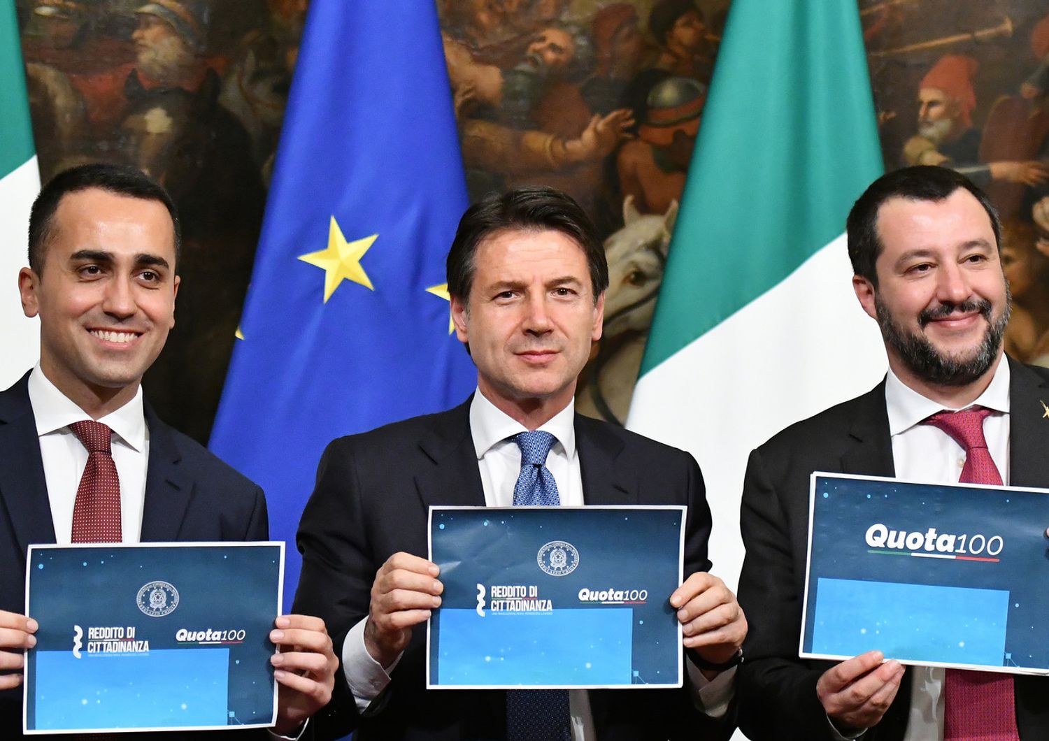 Luigi Di Maio, Giuseppe Conte e Matteo Salvini alla presentazione del decreto su Reddito di cittadinanza e Quota 100