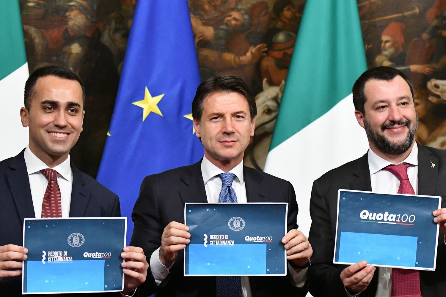 Luigi Di Maio, Giuseppe Conte e Matteo Salvini alla presentazione del decreto su Reddito di cittadinanza e Quota 100