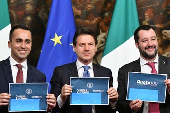 Luigi Di Maio, Giuseppe Conte e Matteo Salvini alla presentazione del decreto su Reddito di cittadinanza e Quota 100