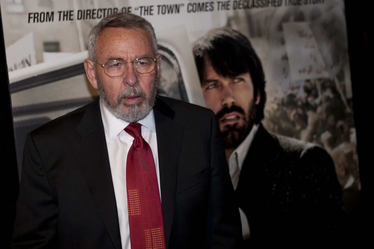 &nbsp;Tony Mendez di fronte al manifesto di 'Argo', il film ispirato alla sua impresa