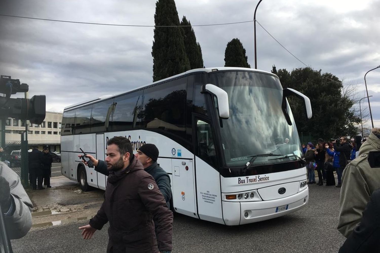 Uno dei pullman su cui vengono trasferiti i migranti del Cara di Castelnuovo di Porto